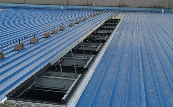 某城市大型商业综合体中庭华州排烟窗工程