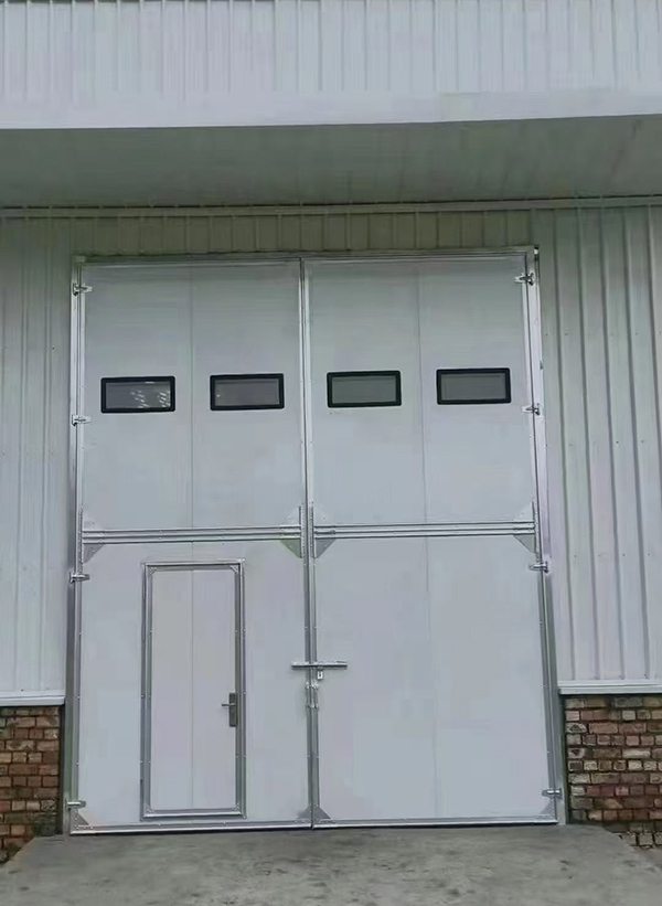 华州工业门在设备装配车间出入口的实施记录